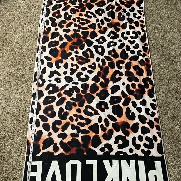 Women’s Soft Plush Beach/ Pool Animal Print Towel NWOT - Picture 7 of 7